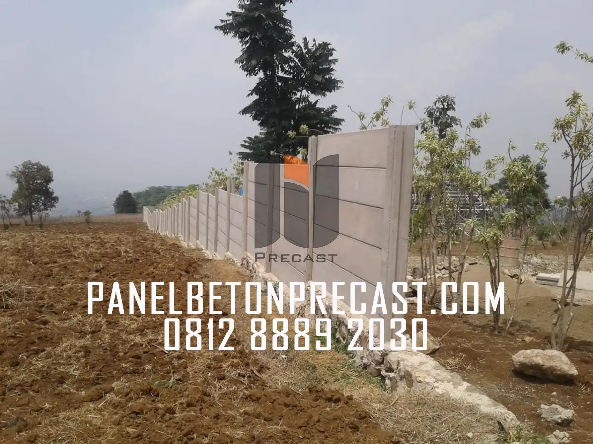 Pemasangan pagar panel beton area perkebunan
