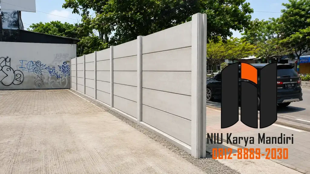 Cara Memilih Supplier Pagar Panel Beton yang Tepat dan Terpercaya Pagar Beton dan SUV Hitam di Jalan Kota